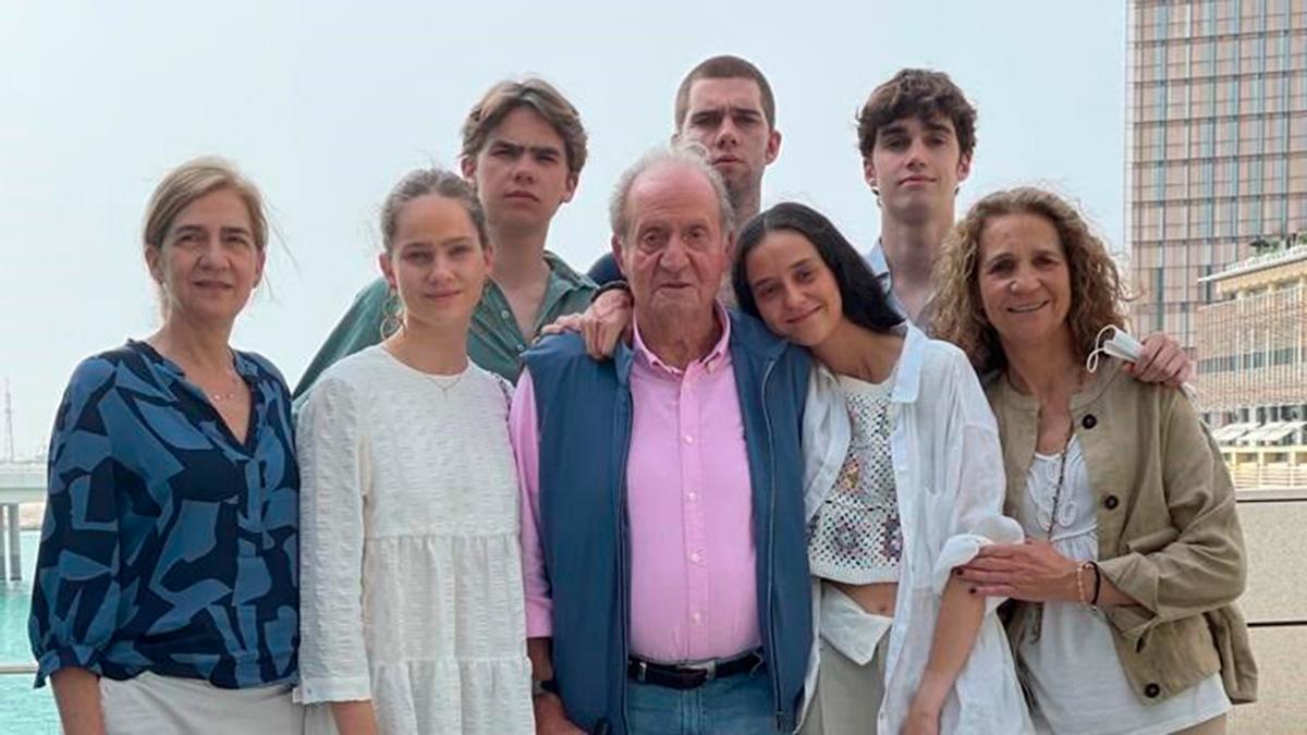 ¿Dónde está Froilán en la foto del Rey con algunos de sus nietos y sus hijas?