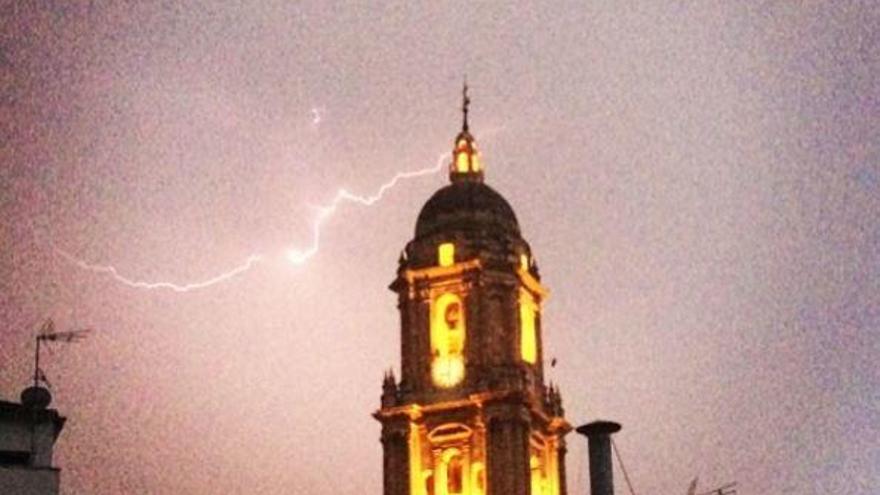 Un rayo impacta en el pararrayos de la Catedral de Málaga.