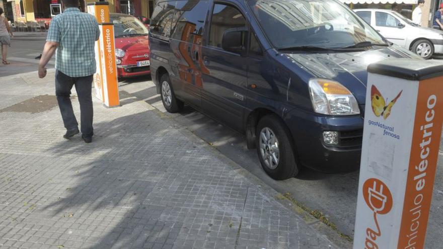 Punto de recarga de vehículos eléctricos en A Coruña, sin uso.   | // V. E.