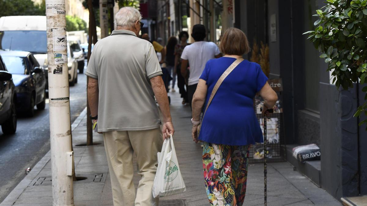 Dos vecinos de Murcia en edad de estar jubilados.