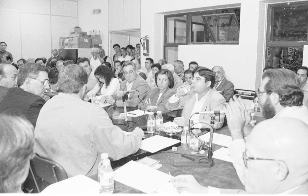 Pleno del consistorio en el antiguo ayuntamiento en 1997.jpg Pleno del consistorio en el antiguo ayuntamiento en 1997.jpg