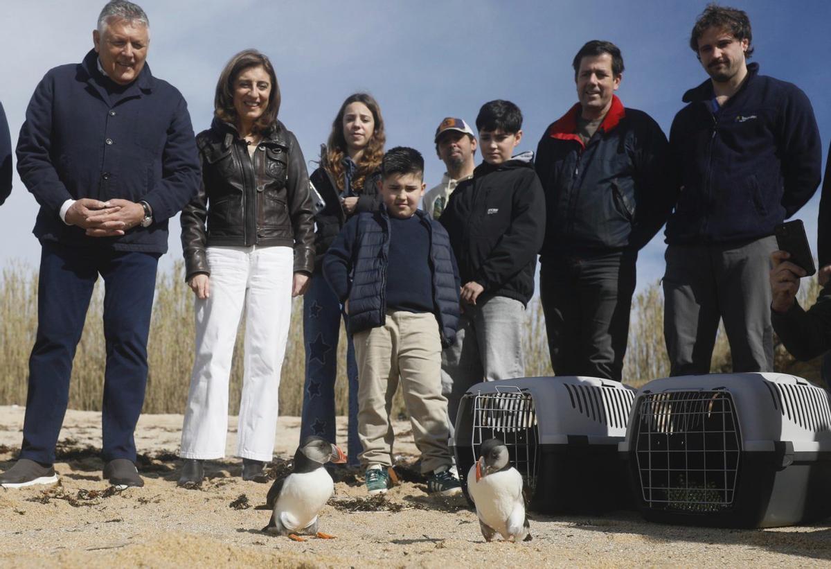 La conselleira y otros asistentes, en la suelta de las aves.