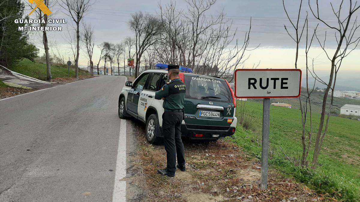 Un agente de la Guardia Civil presta servicio en Rute.