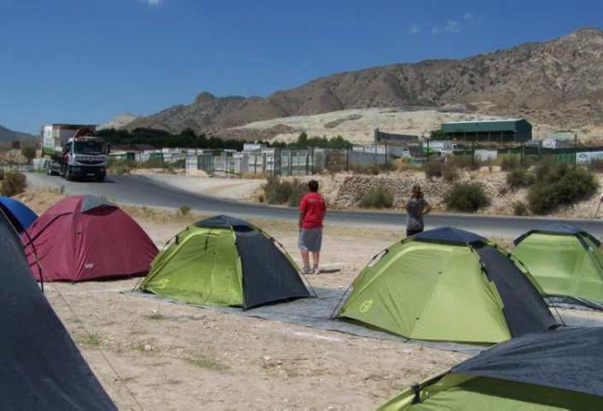 Un camión sale de las instalaciones de Proambiente y pasa ante el campamento contra el vertedero.