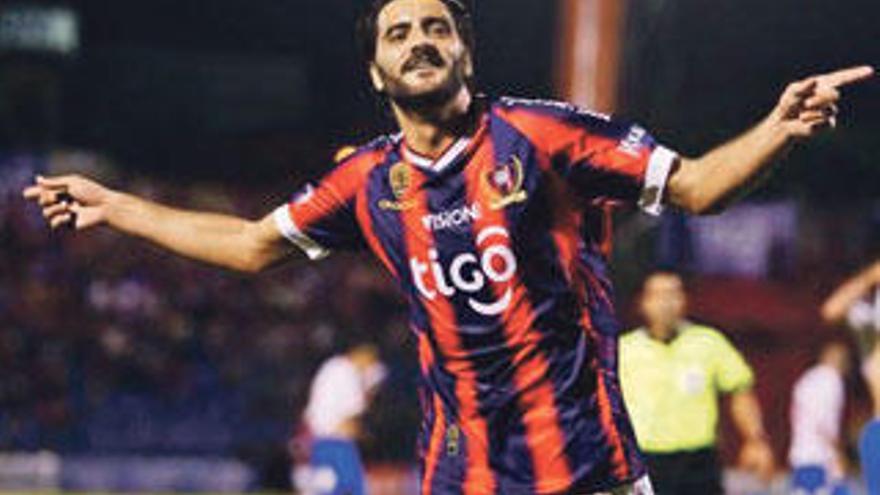 Dani Güiza celebra un gol con el Cerro Porteño.