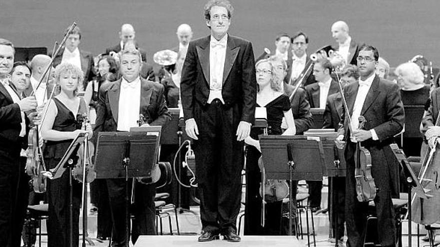 Pablo González, sobre el podio, saluda al público al inicio de su primer concierto al frente de la Orquesta Sinfónica de Barcelona y Nacional de Cataluña. / x.cervera / la vanguardia