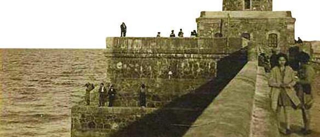Imagen antigua del faro de 
València en el dique norte.