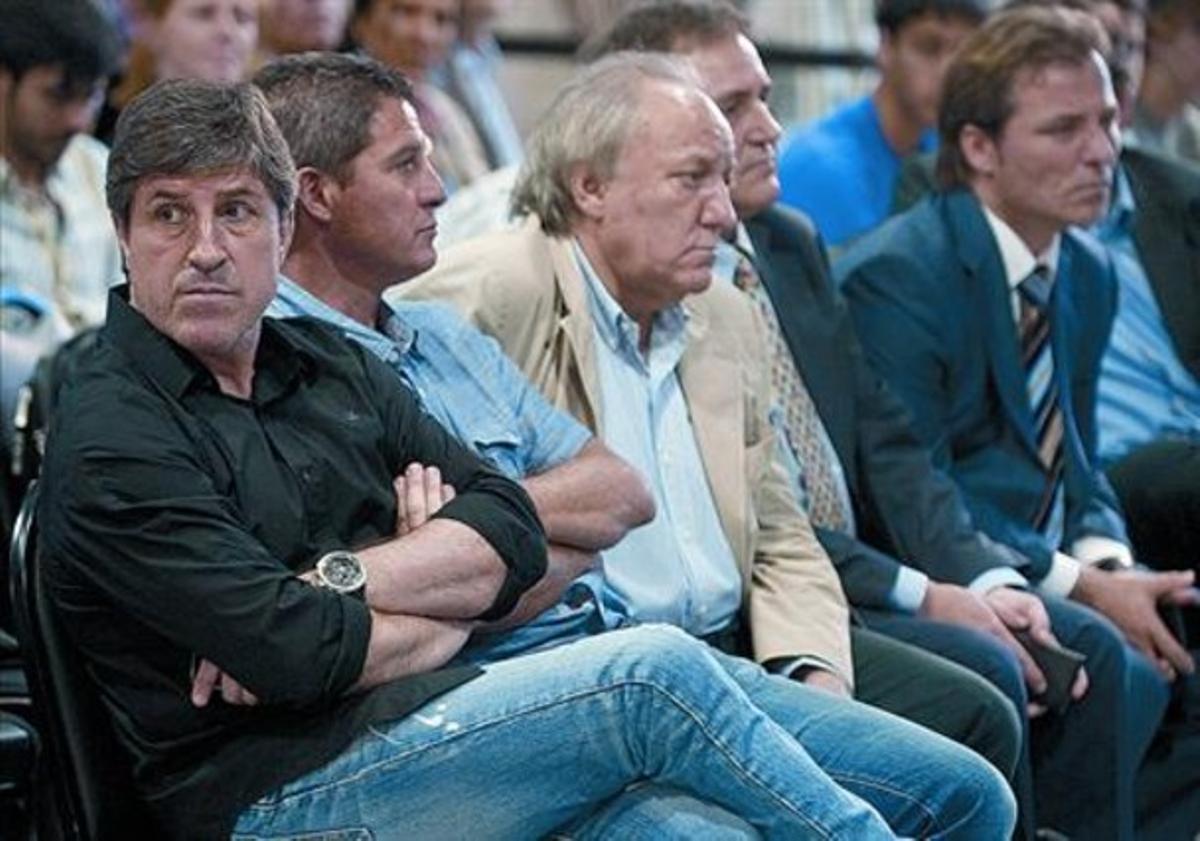 Col·laboradors 8 D’esquerra a dreta, Jordi Roura (segon entrenador), Aureli Altimira i Orobitg. Col·laboradors 8 D’esquerra a dreta, Jordi Roura (segon entrenador), Aureli Altimira i Orobitg.