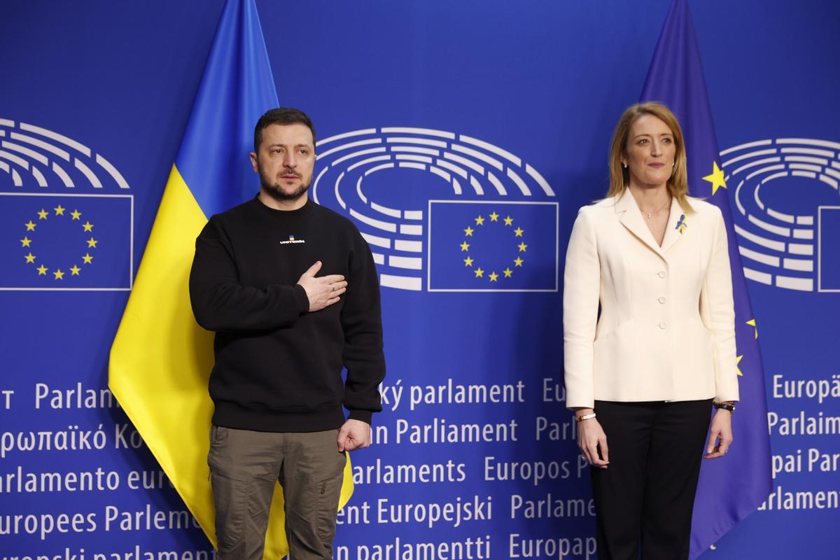 La presidenta del Parlamento europeo, Roberta Metsola (D) posa con el presidente ucraniano, Volodomyr Zelensky, en la sede del Parlamento Europeo en Bruselas.EFE/EPA/JULIEN WARNAND