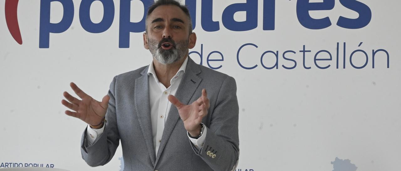 Barrachina en una rueda de prensa del PP en Castelló.