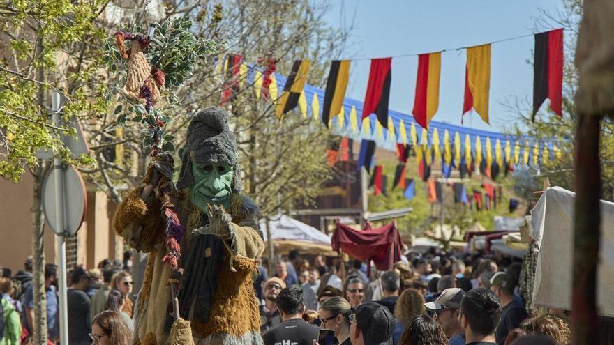 Cavallers i bruixes prenen els carrers d’Hostalric i Calonge