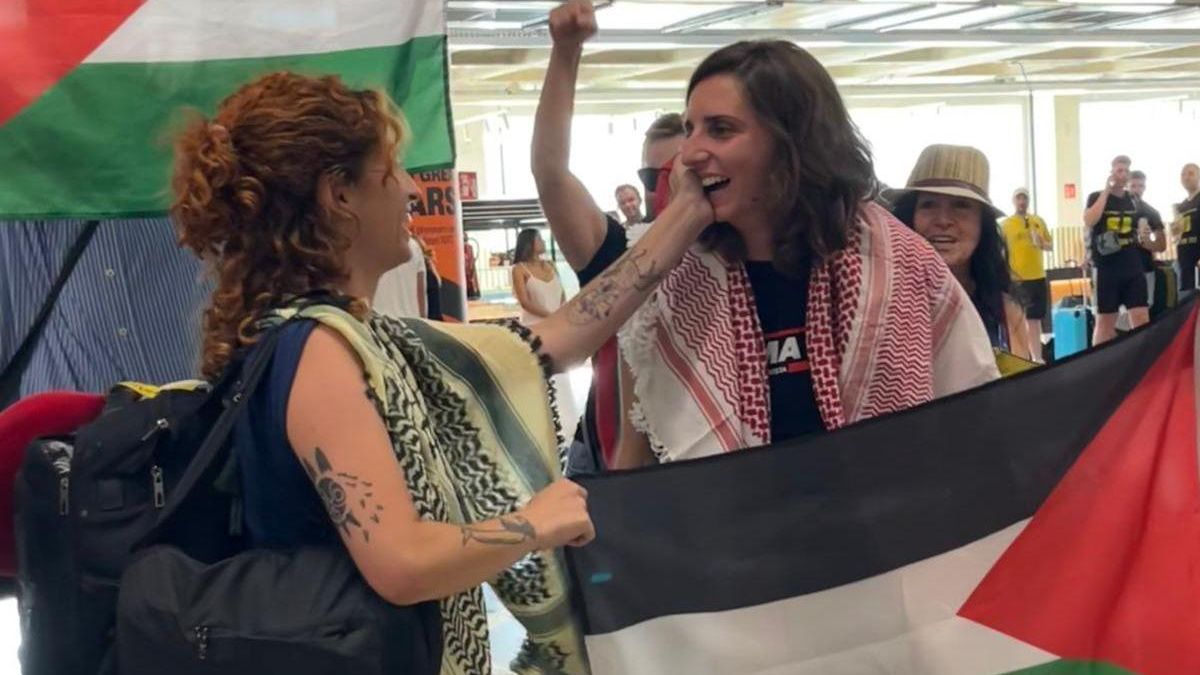 Alejandra Martínez y Lucía Muñoz, recién aterrizadas en el aeropuerto de Palma.