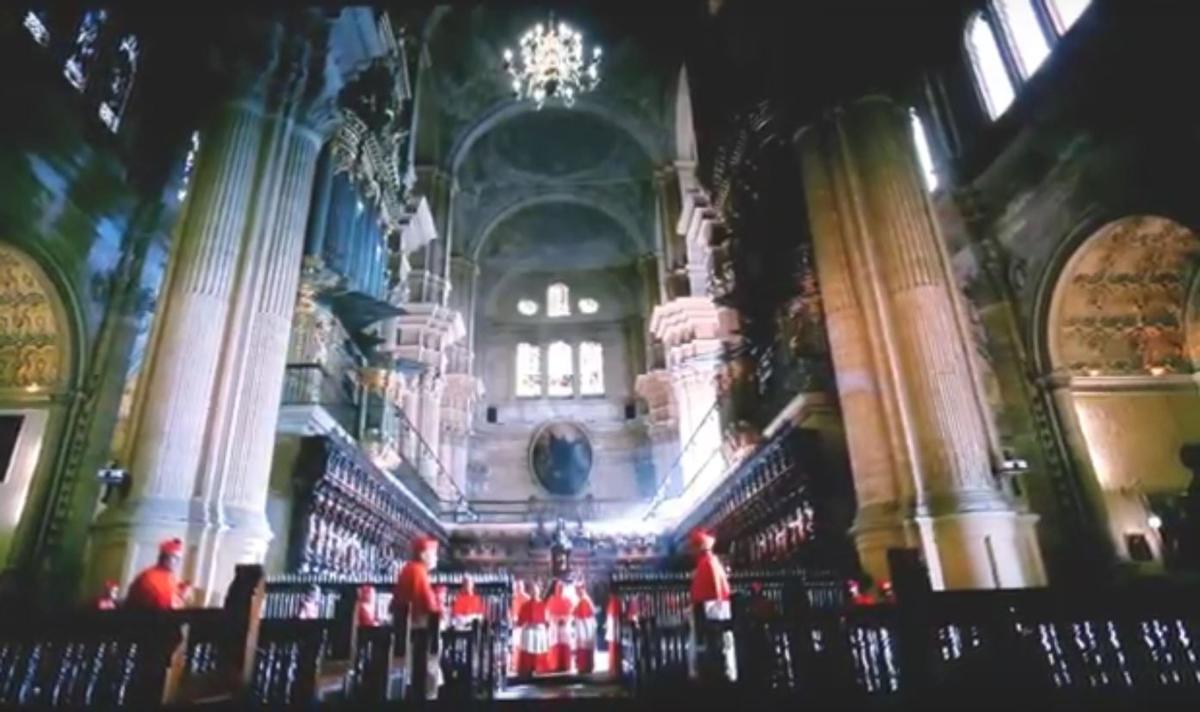 Escena de La Monja Guerrera en el coro de la Catedral, como si fuera San Pedro, en El Vaticano.