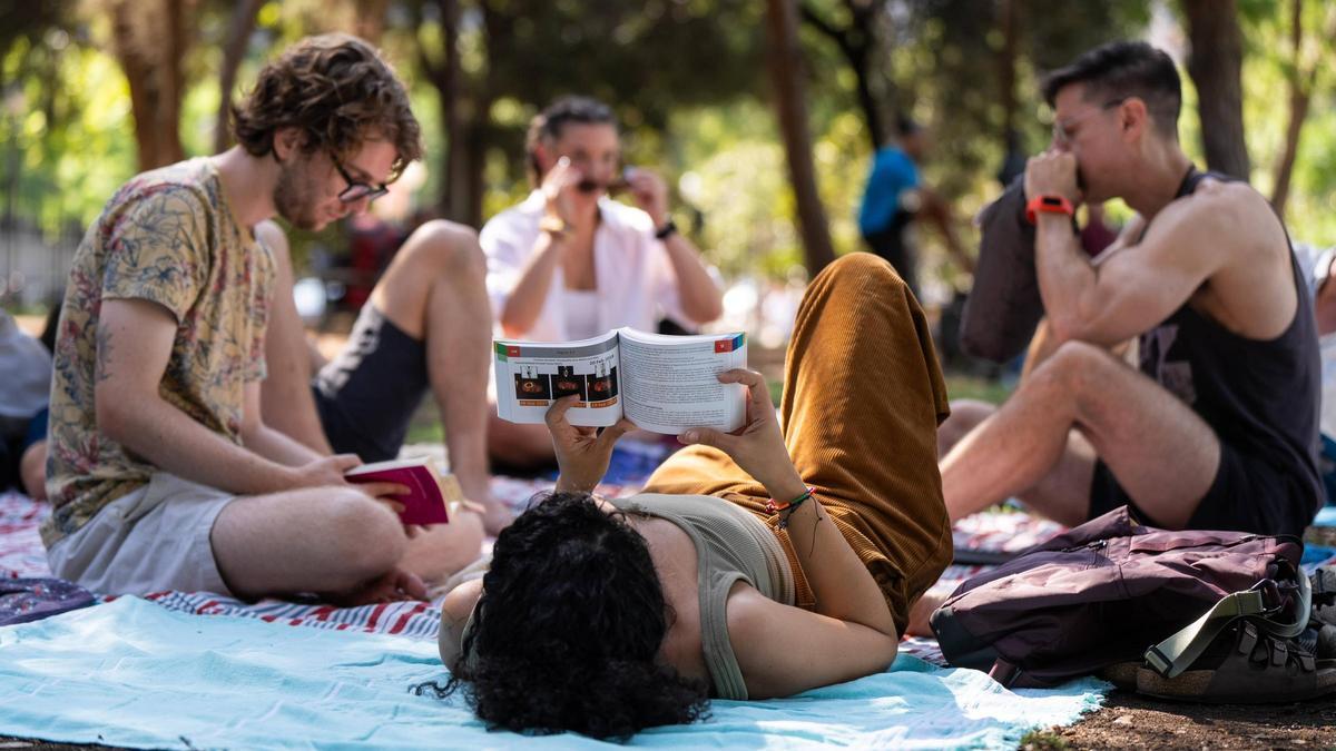Integrantes de un club de lectura, durante su encuentro dominical en Barcelona.