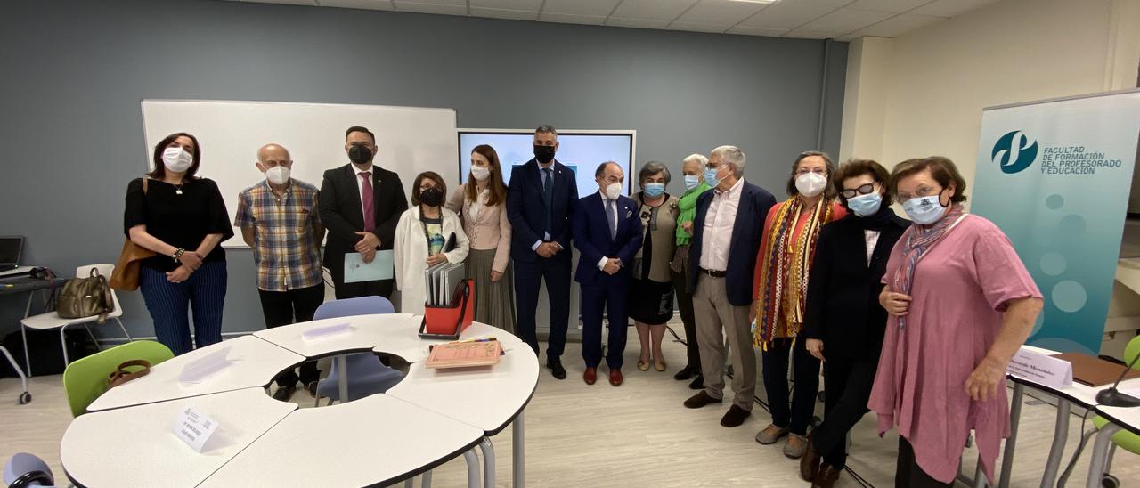 La Universidad homenajea a los docentes por su labor durante la pandemia y abre una nueva aula del futuro