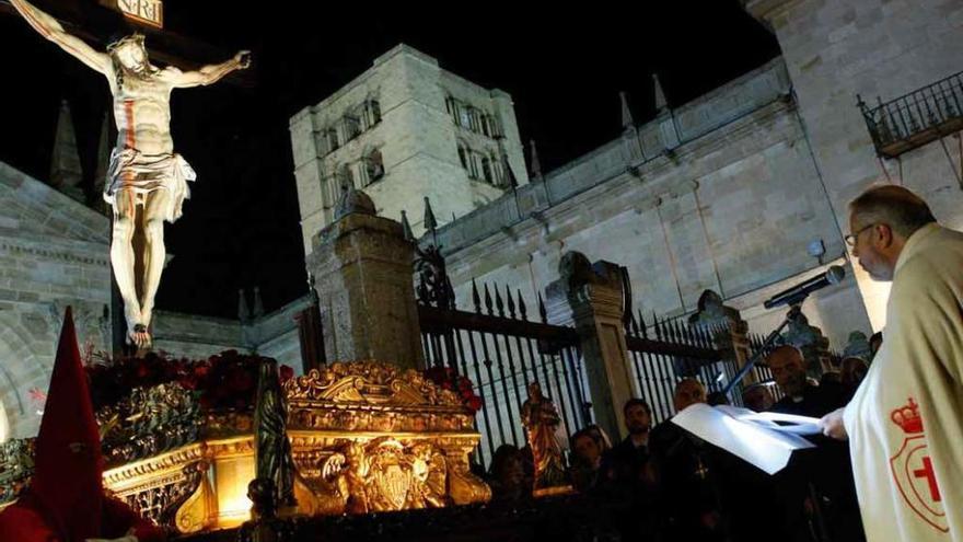 Luis Jaramillo Guerreira, durante la plegaria al Cristo de las Injurias.