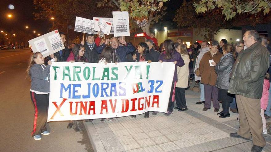 Casi un centenar de vecinos reclama la cesión de la avenida Cataluña