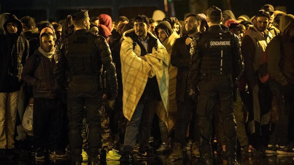 zentauroepp50782915 paris  france   07 11 2019   migrants wait to get onto a bus191107105045