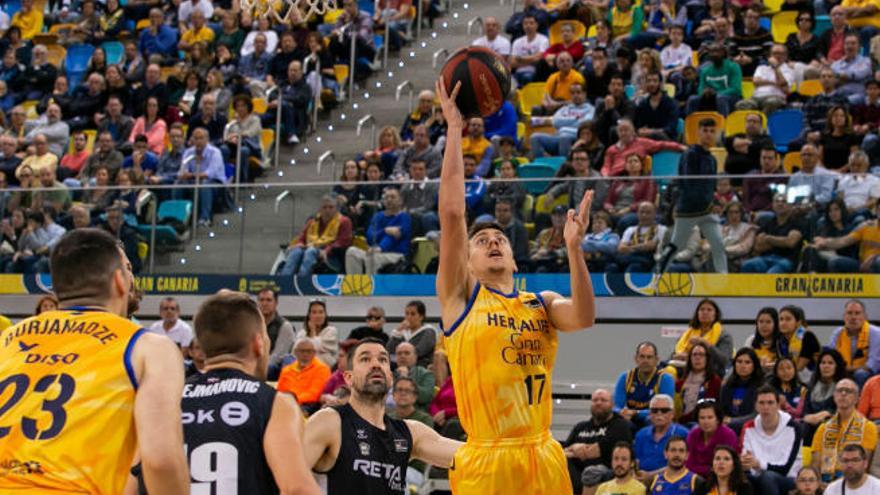 Fabio Santana entra a canasta en el choque ante el Bilbao Basket.