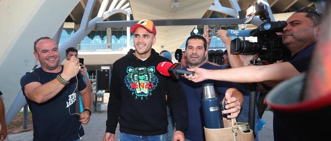 Maxi Gómez, en su llegada a València.
