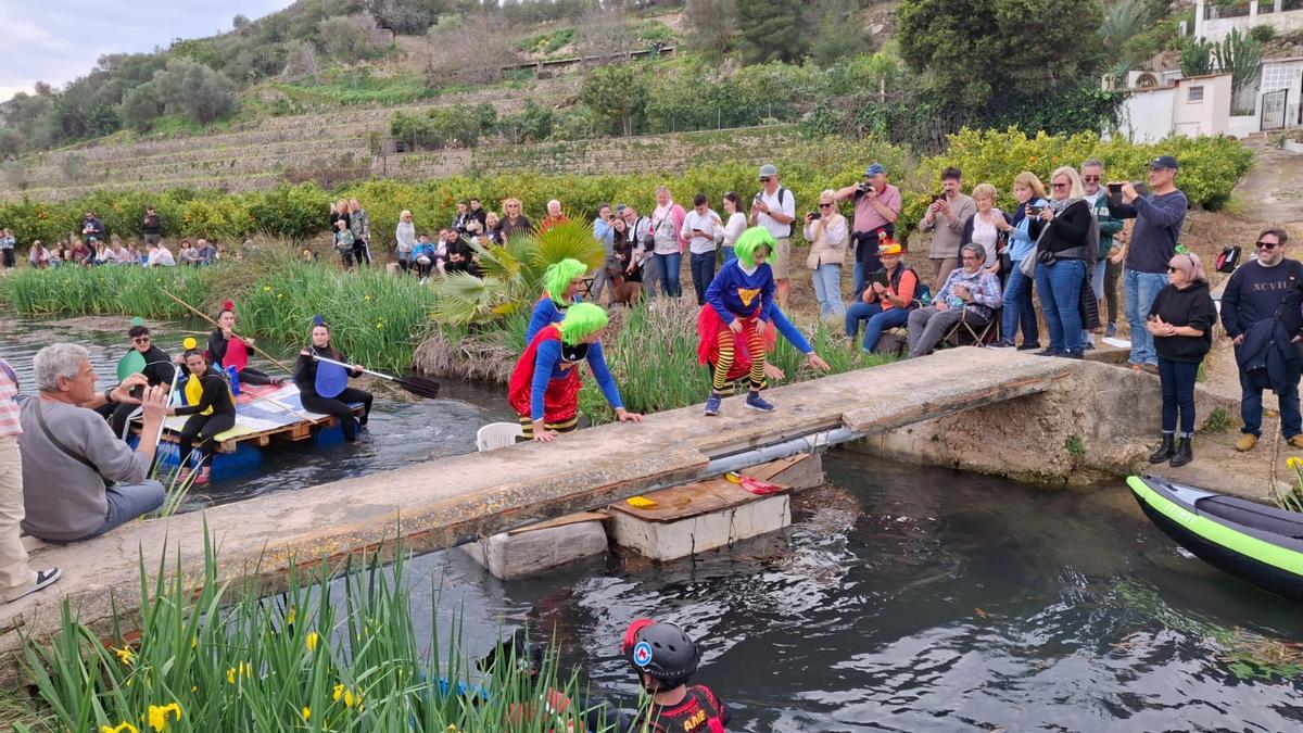 La Baixada del Riu Bullent del pasado sábado abrió una trilogía de Carnestoltes que no podrá seguir este fin de semana