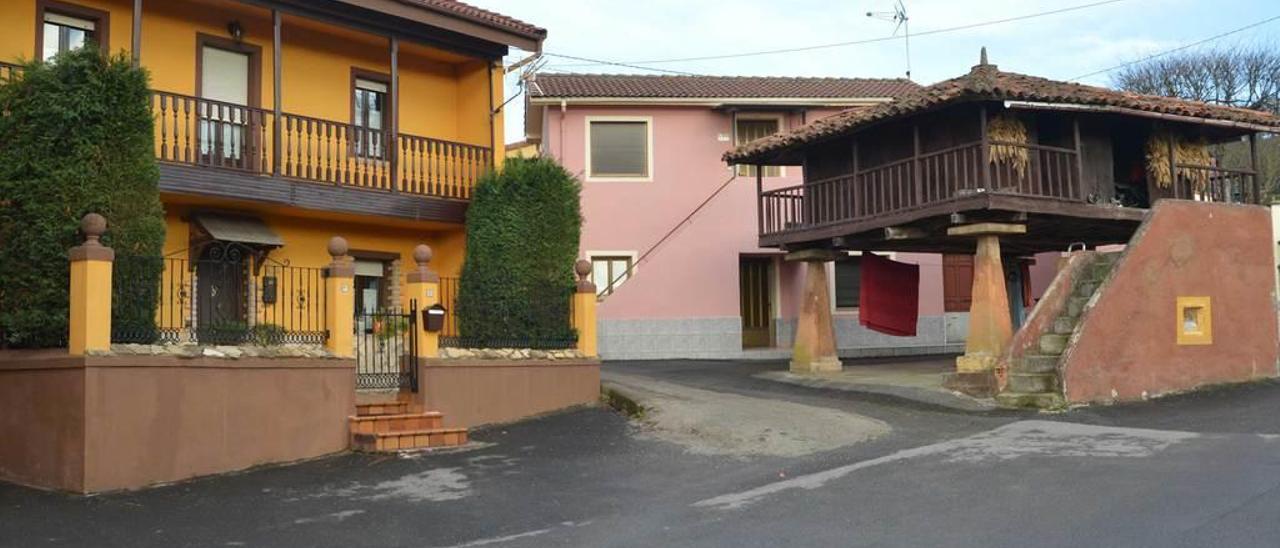 Casas y hórreo, en la parroquia de Cruces.