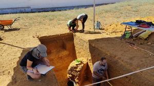 Alumnos y profesores del curso Arqueología de campo en plena tarea