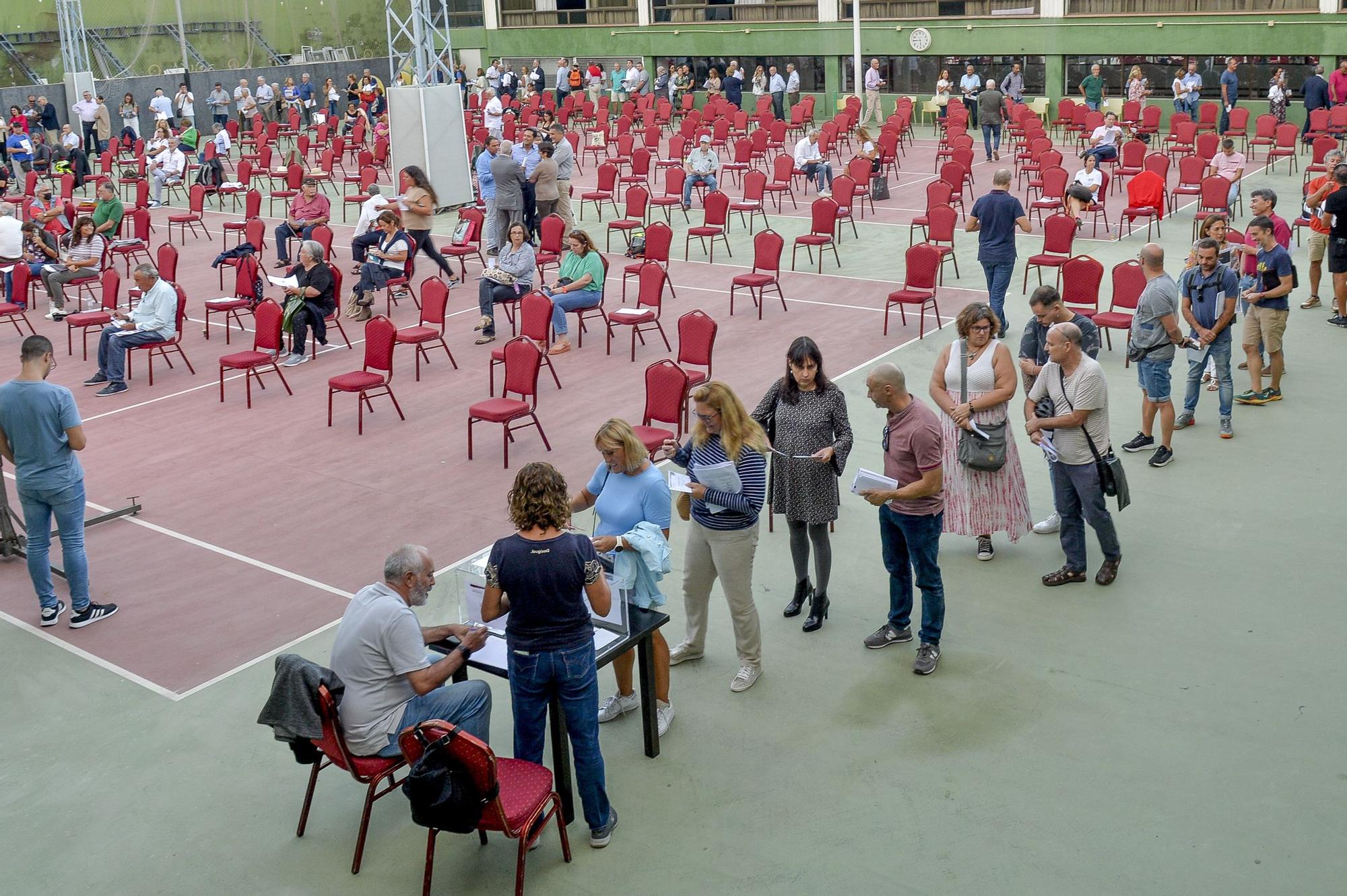 Los socios del Metropole votan la moción de censura