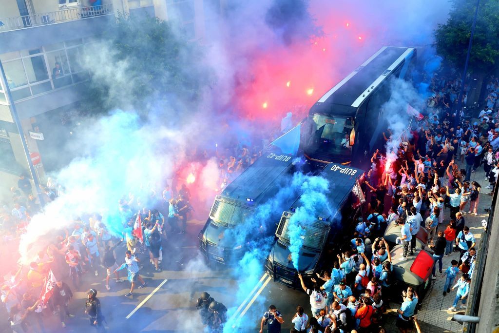 Bengalas, bufandeo y gritos: el celtismo 'lleva en volandas' a los suyos