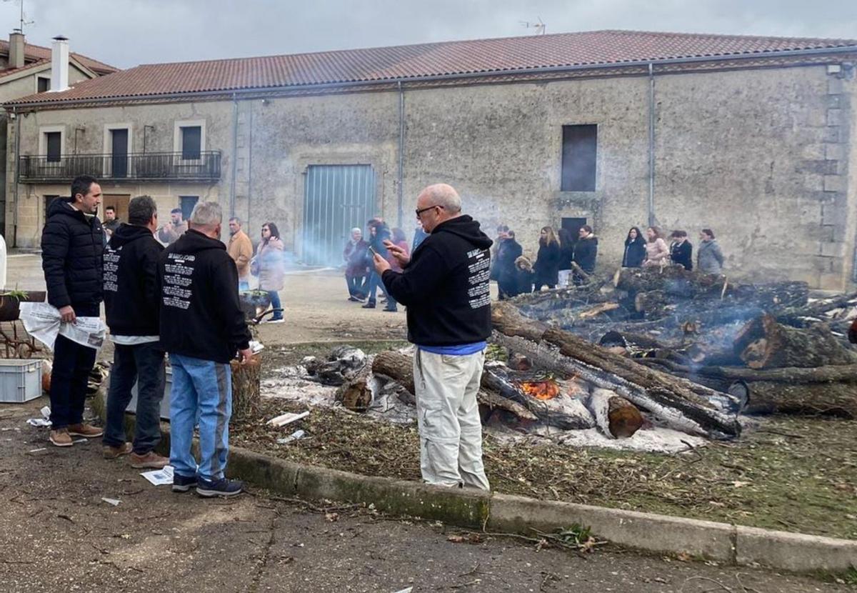 Detalle de la lumbre encendida en el pueblo. | Ch. S.