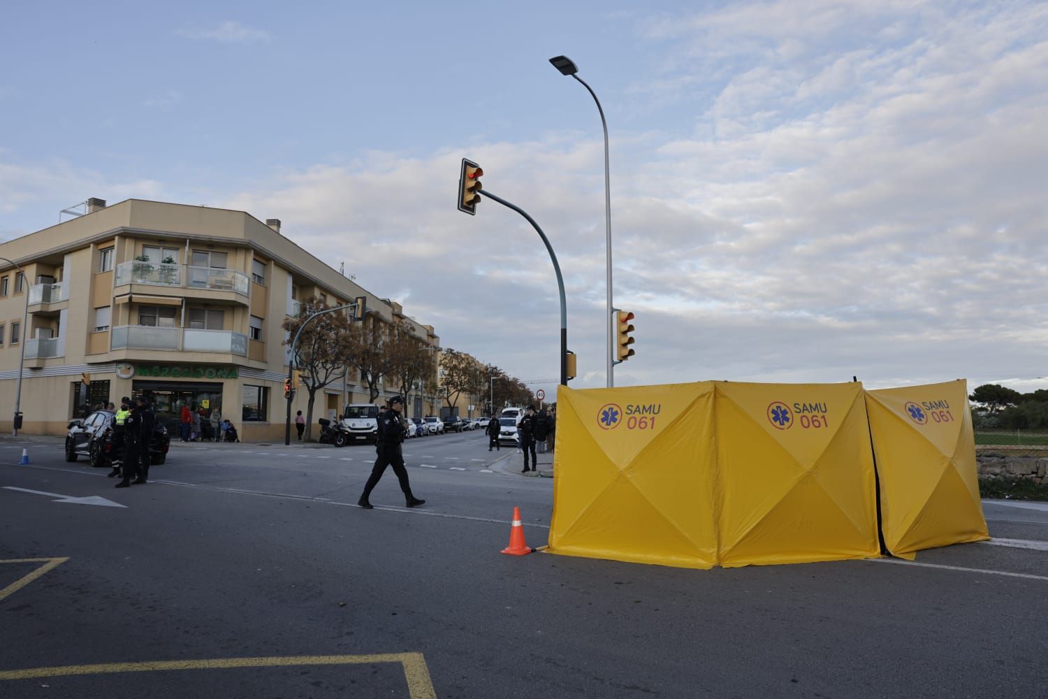 Un hombre mata a su pareja a puñaladas a su mujer delante de su hija pequeña mientras conducía y sufre un accidente en Can Pastilla