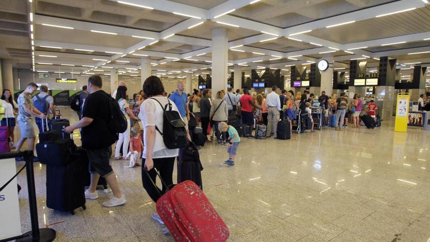 Más de 177.000 pasajeros pasan hoy por el aeropuerto de Palma en 1.069 operaciones