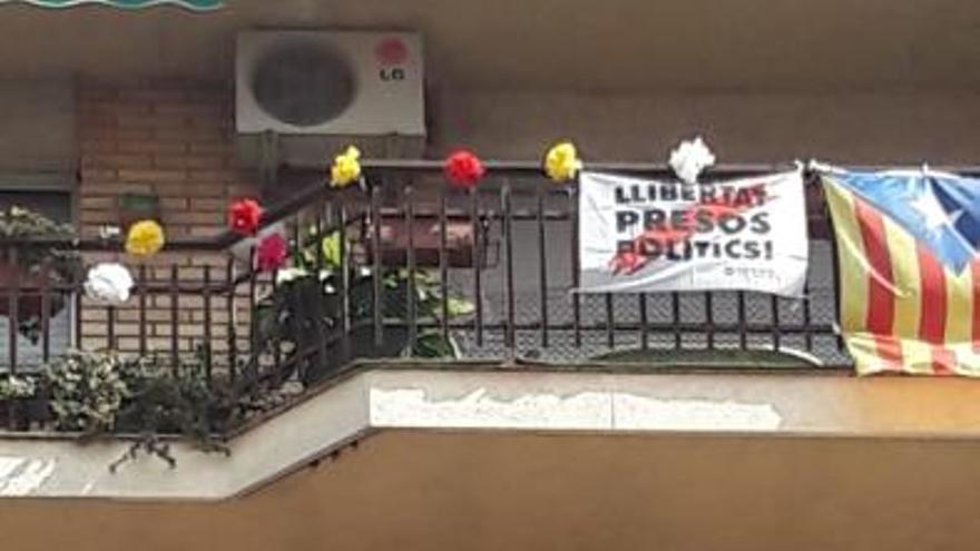 Balcons engalanats per celebrar Sant Jordi a Manresa