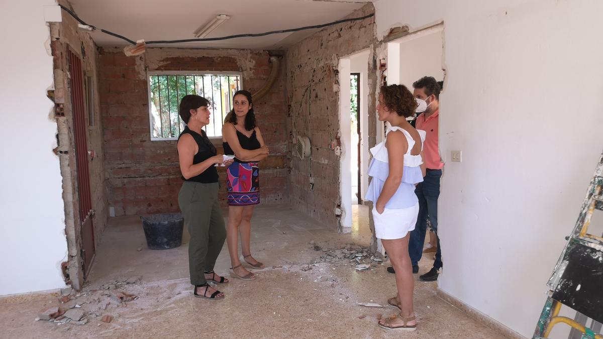 La concejala de Educación, Carmen García (i), durante la visita a las obras en el colegio.