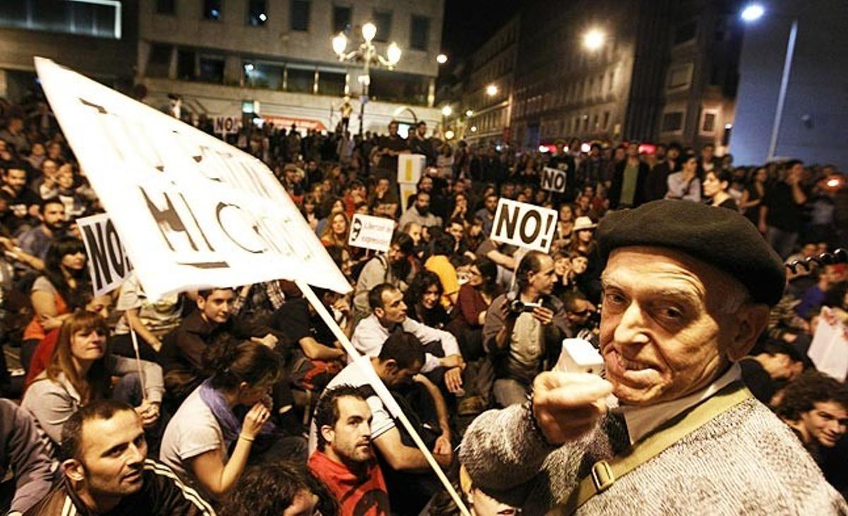 L’octogenari Francisco Román es dirigeix amb un megàfon a més d’un miler de persones que s’han concentrat aquest divendres a les proximitats del Congrés dels Diputats a Madrid.