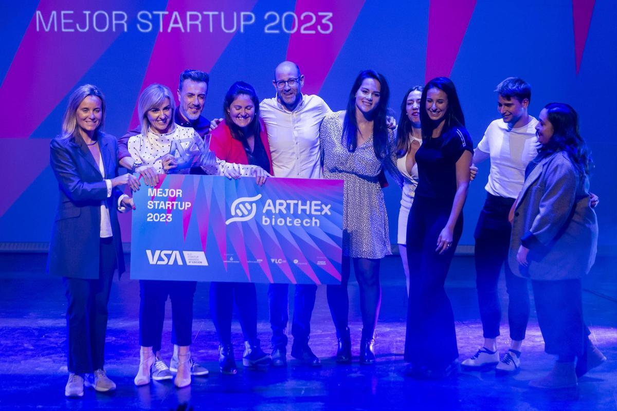 Paula Llobet, a la izquierda, con Beatriz Llamusí, ganadora del premio a la mejor startup.