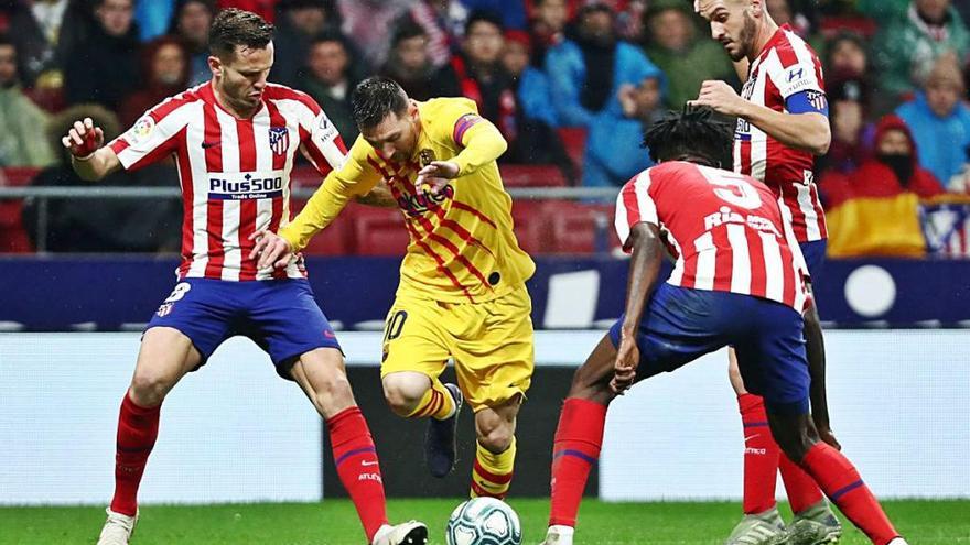 Saúl, Thomas y Koke presionan a Messi en el último Atlético-Barça de Liga en el Wanda.