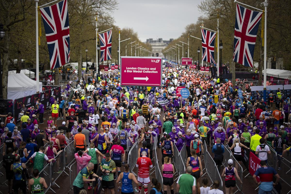 Llegada de corredores a la meta del Maratón de Londres