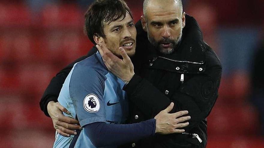 Guardiola abraza a David Silva tras el triunfo del Manchester City ante el Sunderland. // Lee Smith