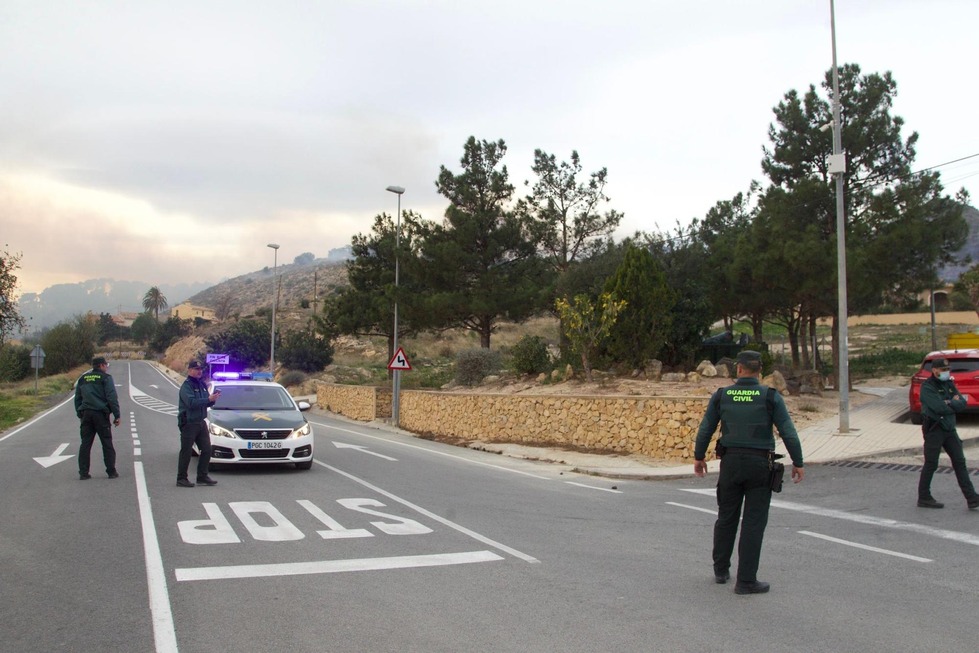 Desalojo de vecinos afectados por el incendio de Aigües