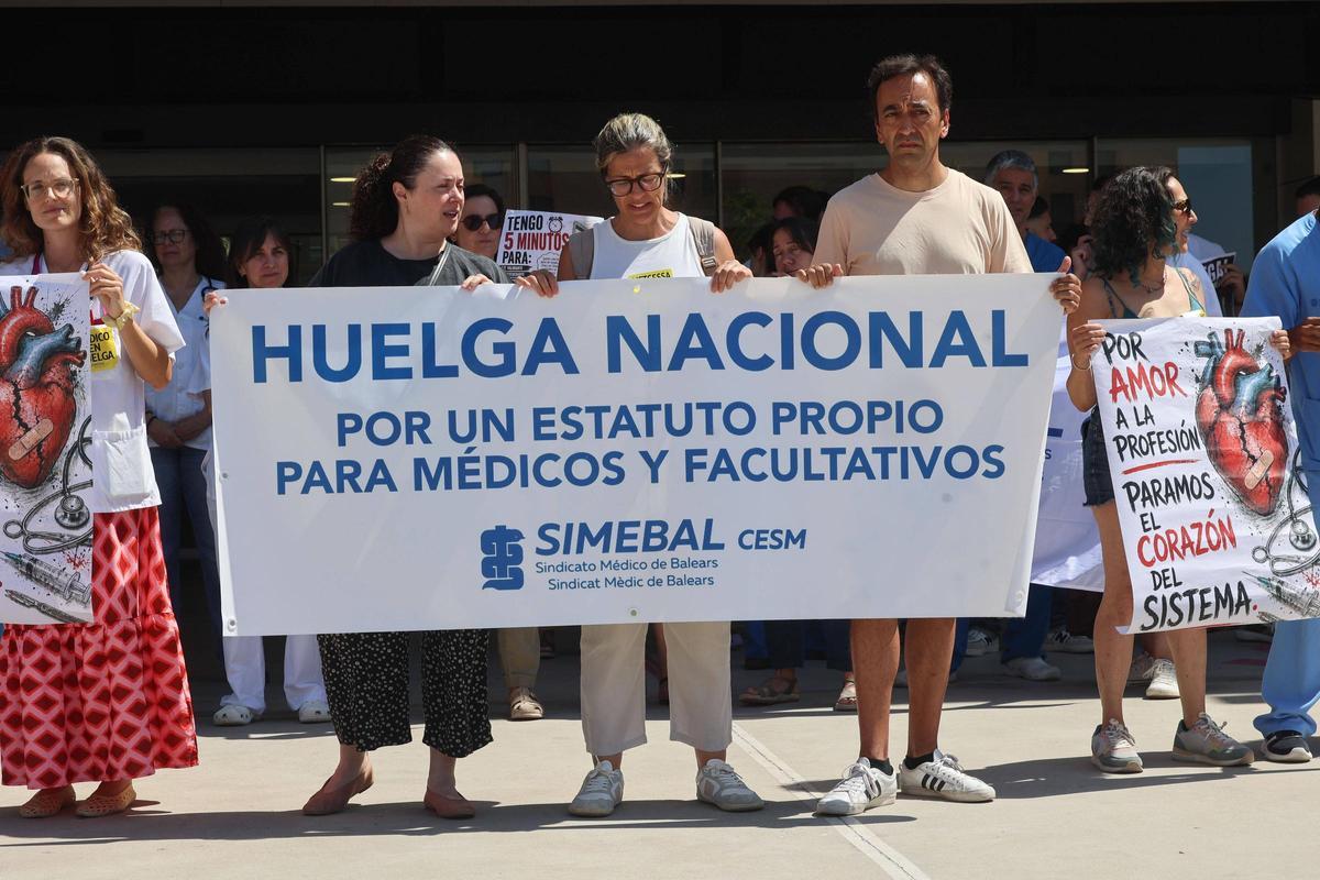 Huelga de médicos y facultativos en el hospital Can Misses.