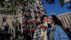 Una pareja con una rosa, frente a la Casa Batlló de Barcelona