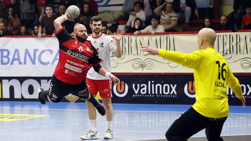 Iago Flores, máximo goleador del Valinox ayer, encara a Lloria en el partido del sábado. // MARTA G. BREA