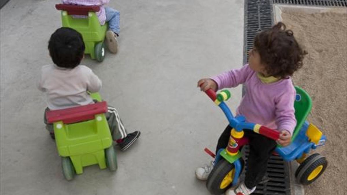 Niños jugando en la guardería municipal El Gat Negre, en el bario de El Coll, en el distrito de Gràcia.