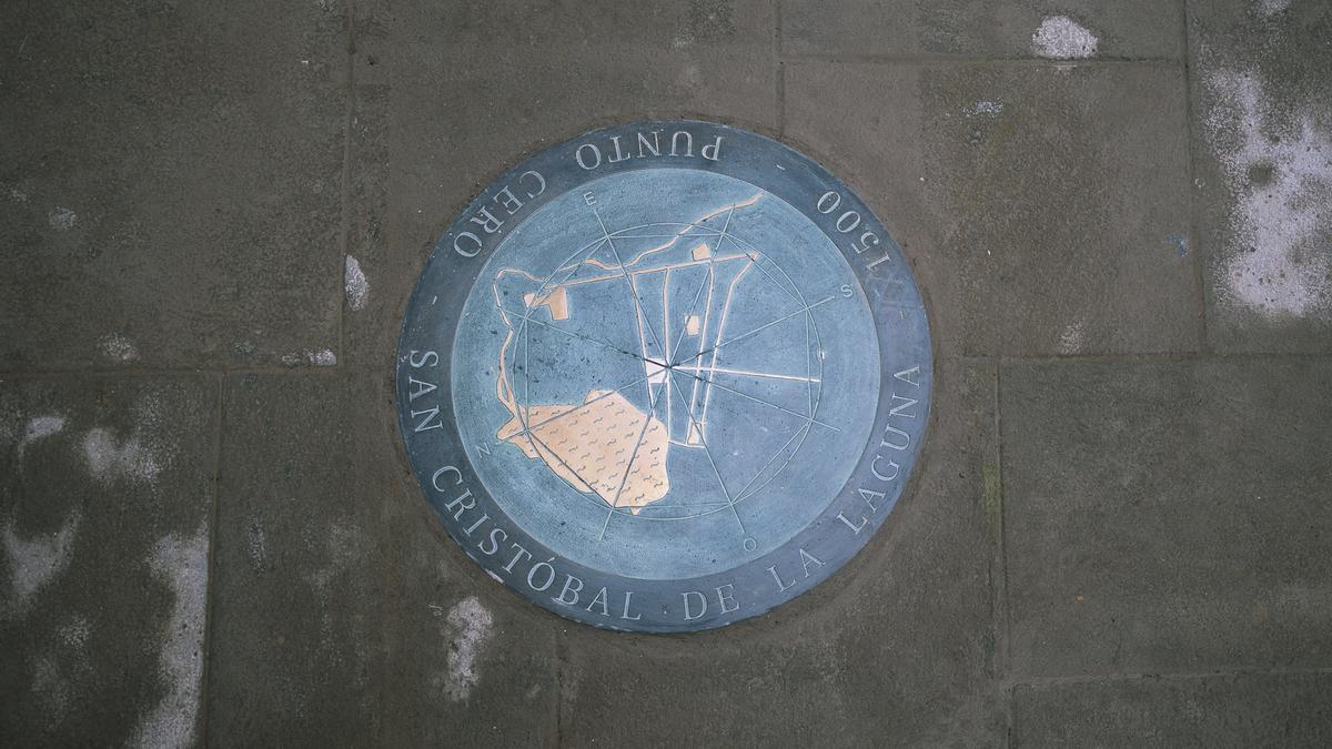 La placa de bronce de medio metro de diámetro marca, en la calle San Agustín, el centro de la rosa de los vientos que se oculta en el trazado de la ciudad desde hace 5 siglos.