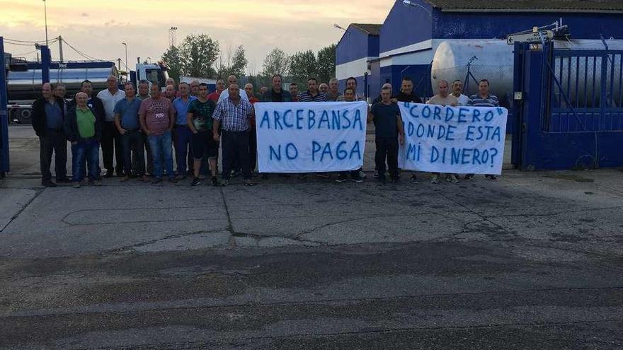 Trabajadores de Arcebansa, ayer reunidos frente a la empresa.