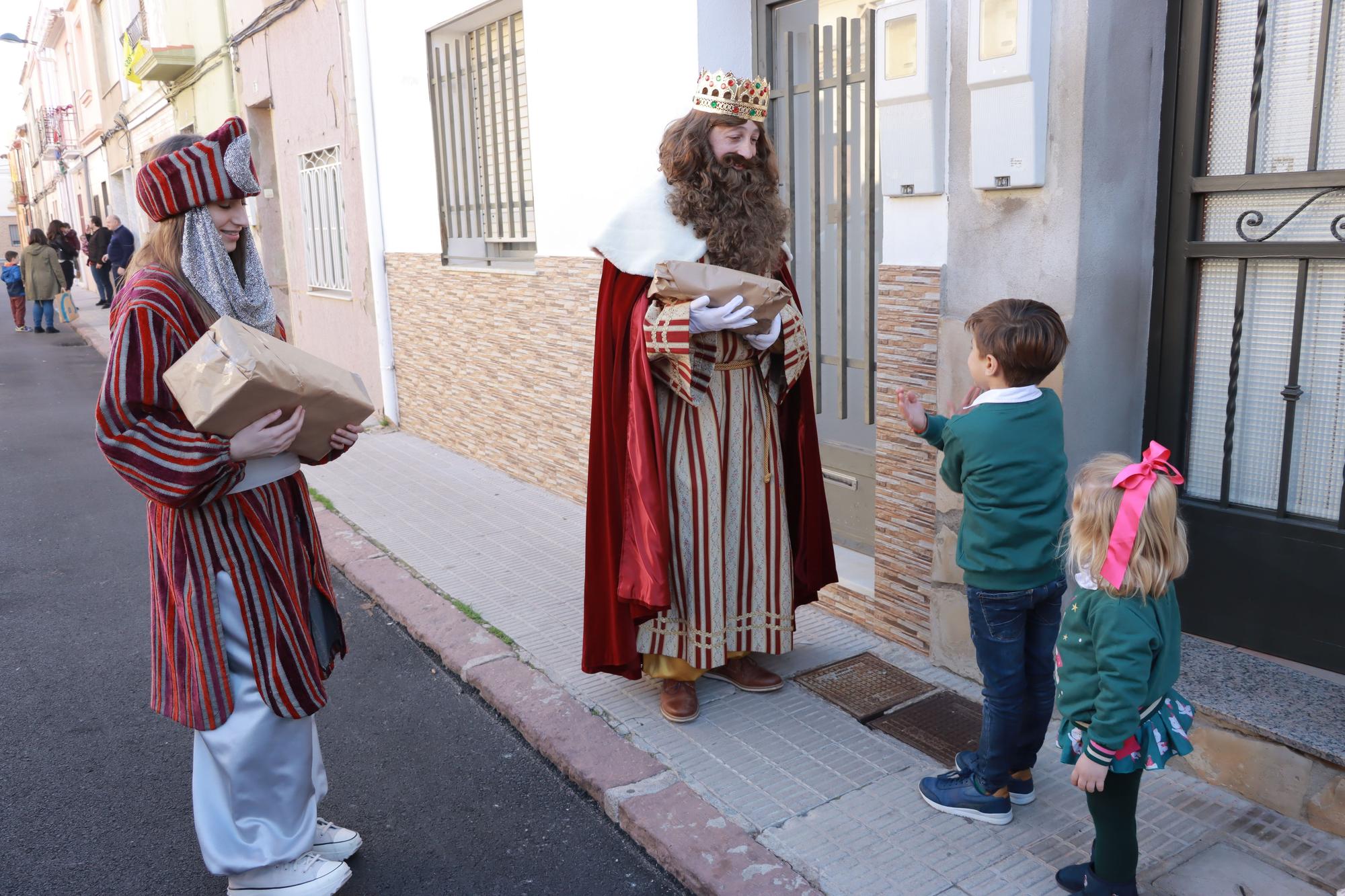 Los Reyes Mayos premian a los vecinos de Vila-real con cientos de regalos en este 2023