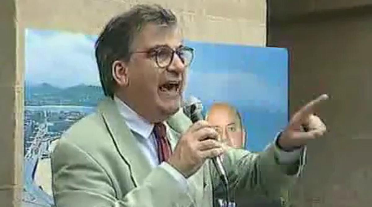 Ernest Lluch se encara con manifestantes de la izquierda abertzale durante un discurso en San Sebastián, previo a las elecciones municipales de 1999. Gritad, gritad, porque mientras gritéis, no mataréis, les dice. Fue asesinado el año siguiente.