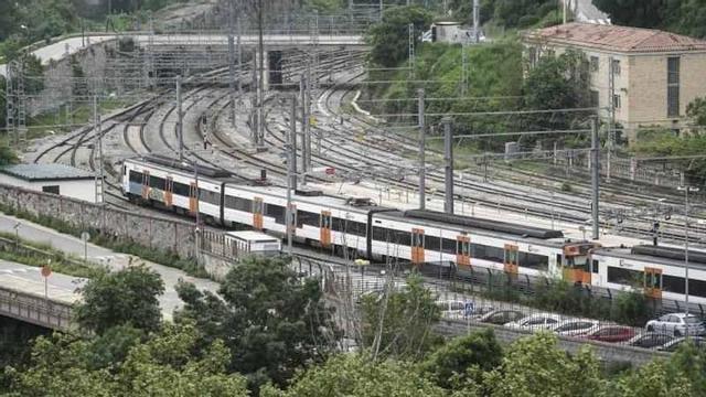 Un tren sortint de l'estació de Renfe de Manresa