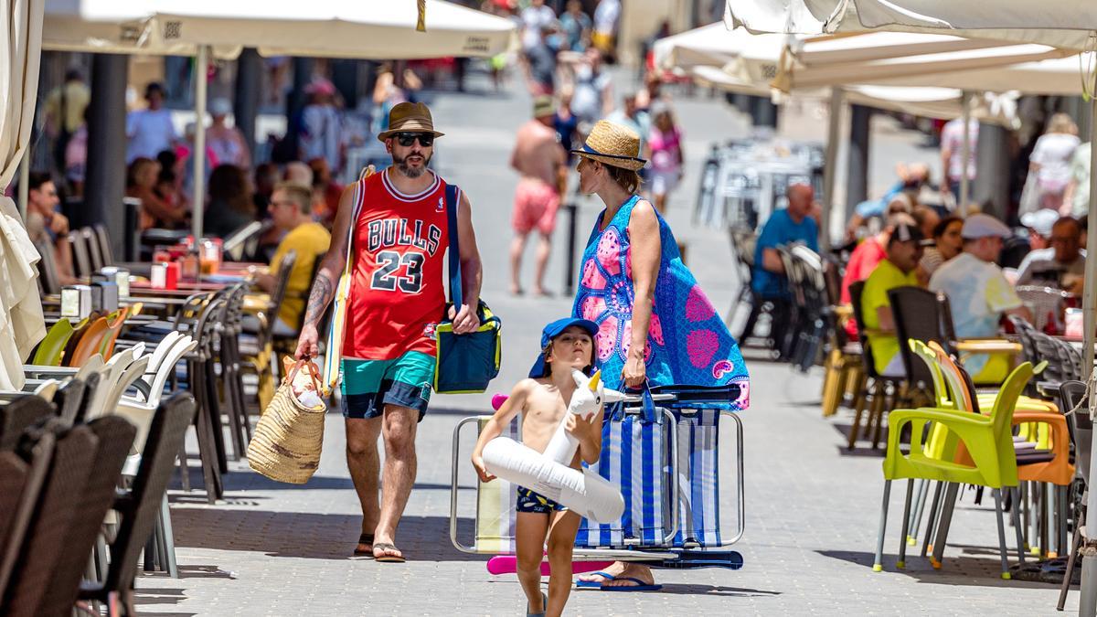 Turistas paseando por un calle de Benidorm esta semana